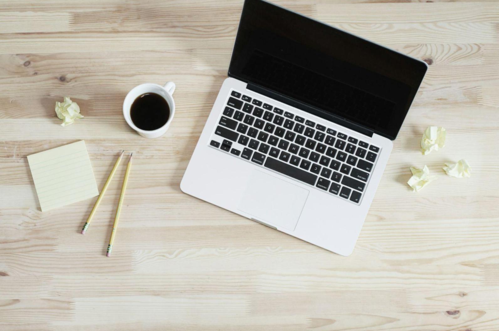 Equipo trabajando en estrategias financieras colaborativas