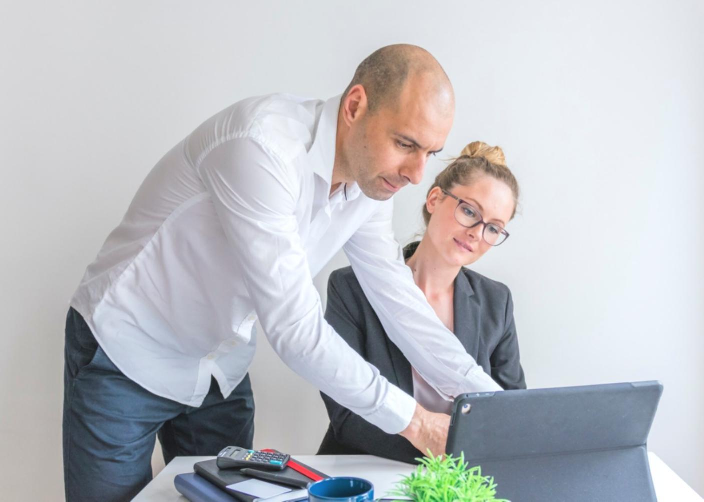 Análisis detallado de riesgos presupuestarios en empresas medianas